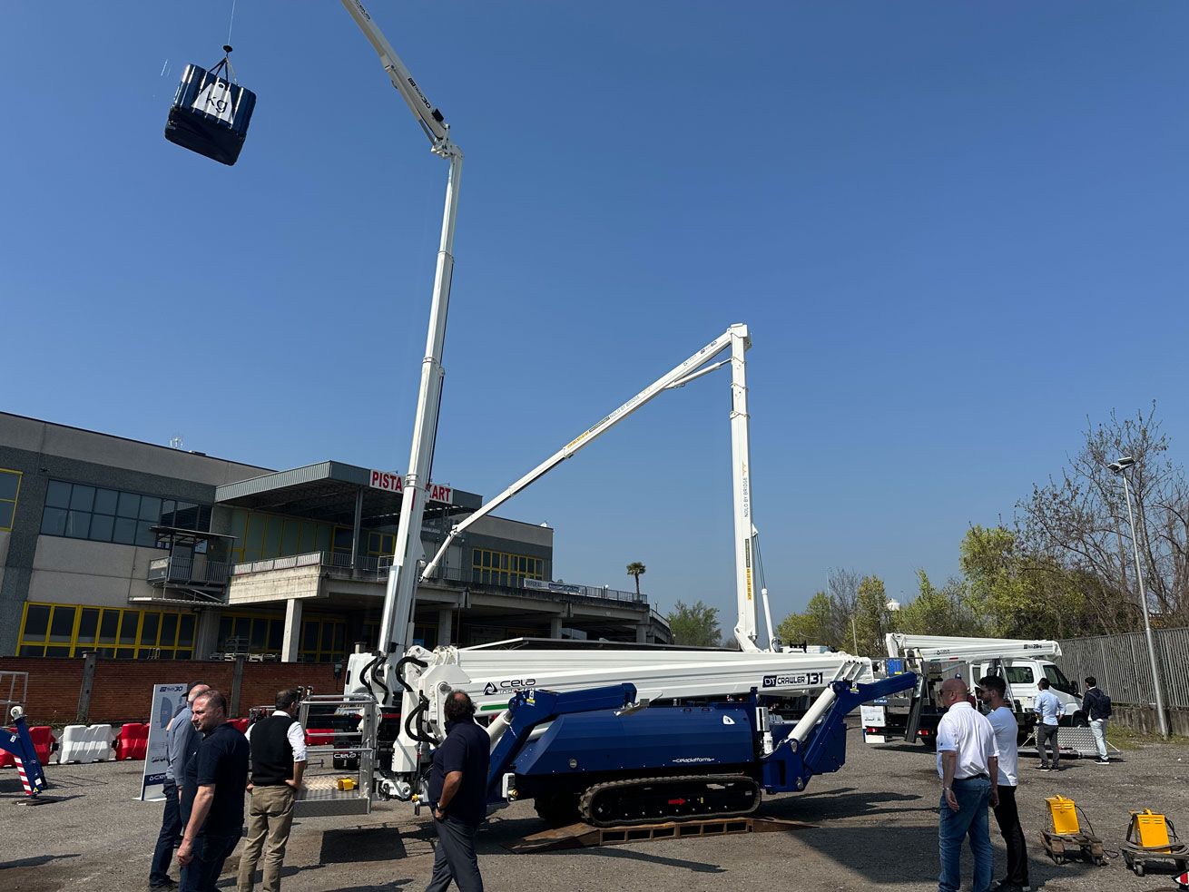 高空作業(yè)平臺(tái) 高空作業(yè)平臺(tái)