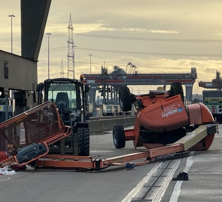 科隆集裝箱堆場(chǎng)雙人墜亡事故